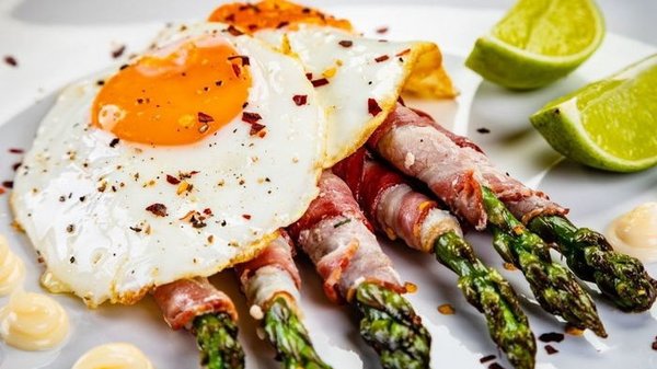 Спаржа с беконом и яйцом: простой рецепт вкусного завтрака