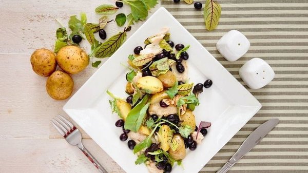 Теплый картофельный салат с маслинами и чили: вкусно и просто