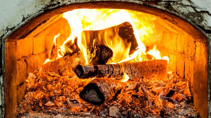 Дрова будут гореть в 5 раз дольше: лайфхак, как экономно топить печь дровами