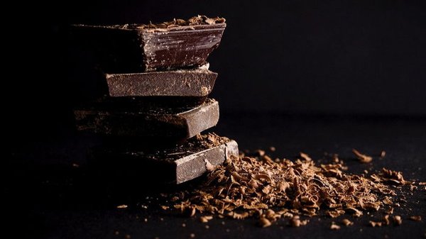 Как темный шоколад влияет на давление: кардиологи обнаружили необычную связь