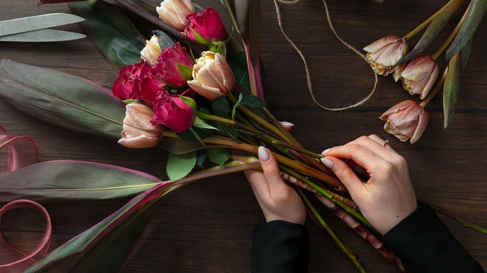 Ваш букет на День влюбленных простоит очень долго благодаря этим лайфхакам от флориста