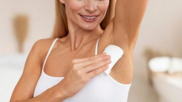 Все делают неправильно: дерматолог рассказала, как эффективно наносить дезодорант