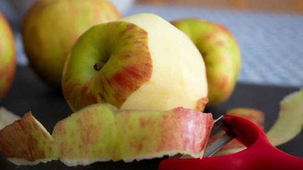Хотите иметь блестящие кастрюли — варите кожуру из яблок