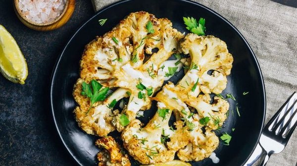 Стейки из цветной капусты с грибами и сыром в духовке: рецепт полезного гарнира