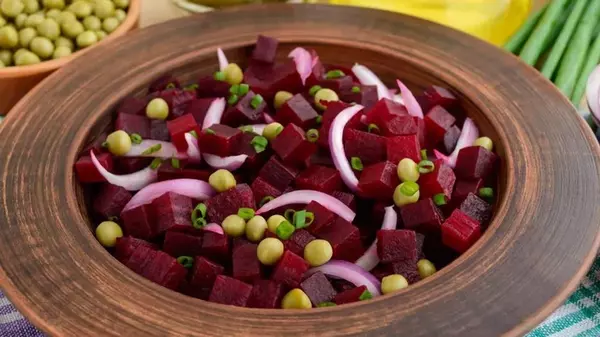Салат из свеклы, зеленого горошка и лука: простой рецепт полезного блюда