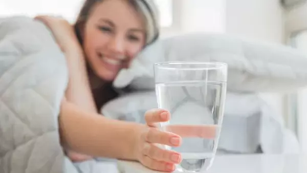 Почему по утрам нужно пить теплую воду: медики назвали 7 причин