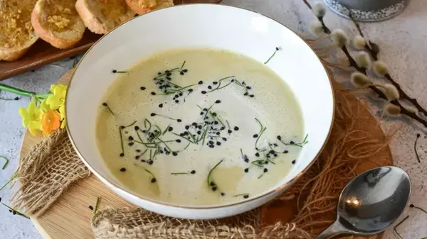Нежный суп из плавленых сырков: вы точно приготовите его еще раз