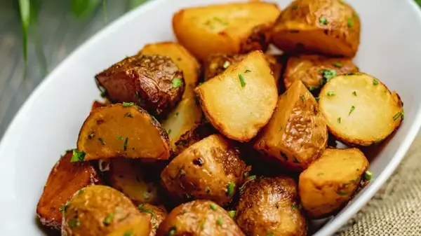 Картофель по-деревенски с чесноком: простой и вкусный рецепт