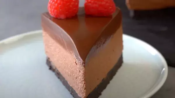 Эффектное пирожное с шоколадным муссом: простой рецепт без выпечки