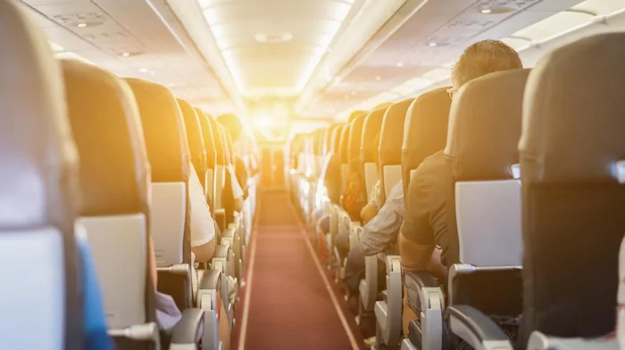 Семь грехов на борту самолета: названы худшие привычки авиапассажиров