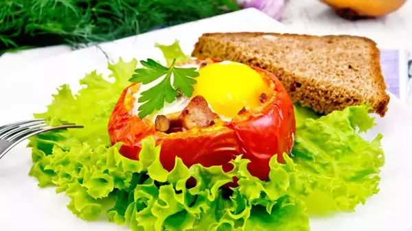 Запеченные помидоры, фаршированные яйцами и ветчиной: рецепт оригиналь...