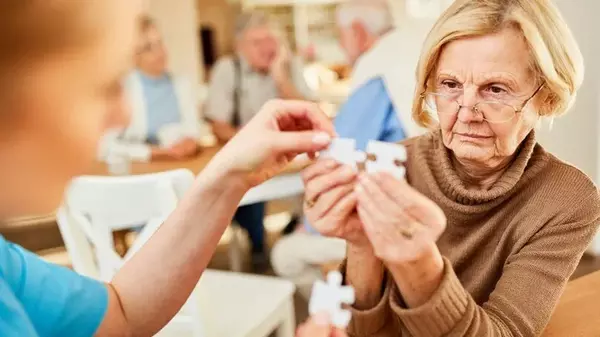 Симптоми старечої деменції: розпізнання та потреба у будинку для літні...