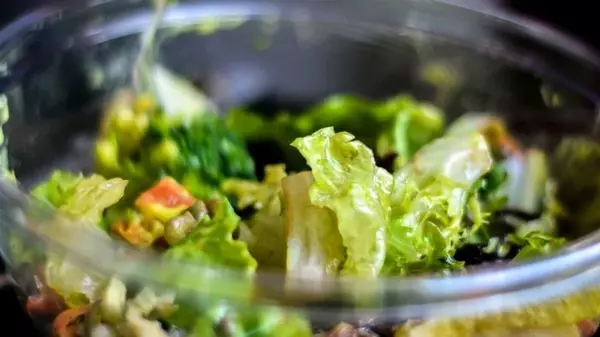 Молодая капуста с ветчиной и плавленым сыром: рецепт салата с легким соусом