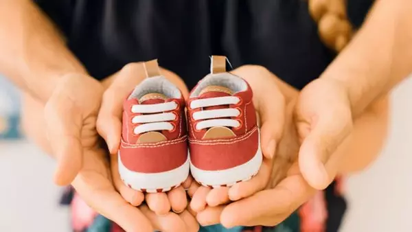 Когда нужно младенцу покупать первую обувь и какой она должна быть: со...