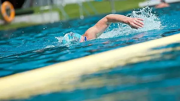 Почему бассейн может быть вредным для здоровья позвоночника: рассказывает фитнес-тренер