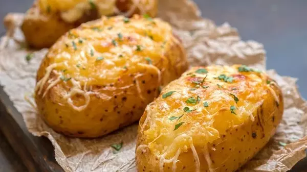 Запеченный картофель с сыром: рецепт вкусного гарнира