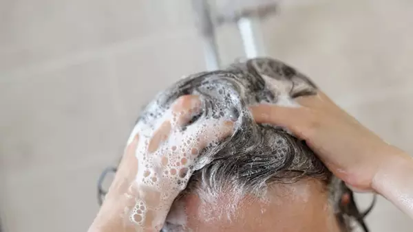 Последствия вас удивят: что будет, если месяц не мыть голову, и как ухаживать за волосами