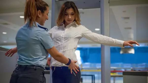 Никогда не надевайте в аэропорт: этот предмет женской одежды вызывает проблемы на контроле