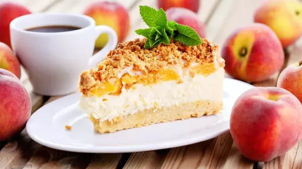 Нежный пирог с персиками: как приготовить ароматно-сочную выпечку