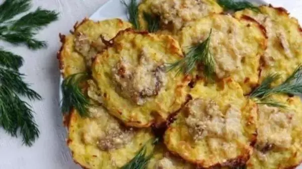 Картофельные лепешки с рыбой и сыром: готовим сытный и вкусный перекус