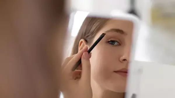 Не выдавайте свой возраст: 5 ошибок в макияже, которые подчеркивают морщины