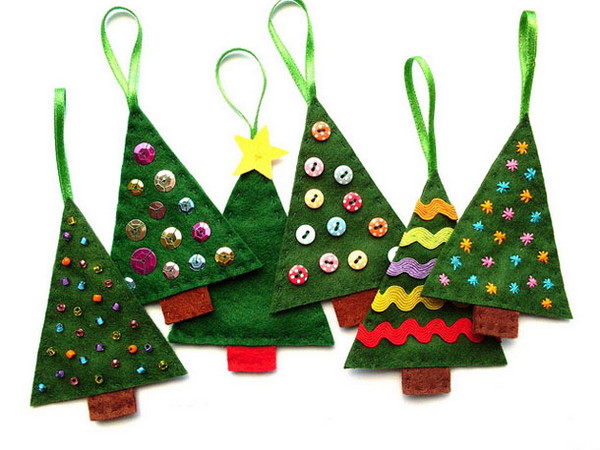 ​Новогодняя игрушка — елка из фетра и пуговиц