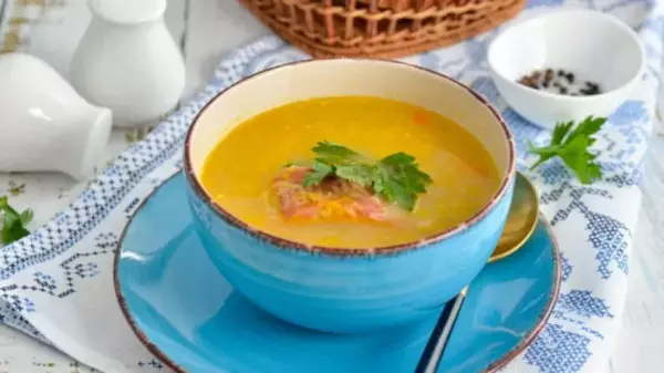 Гороховый крем-суп с копчеными ребрышками: как приготовить вкусное угощение на обед