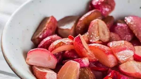 Салат с жареным редисом: рецепт необычного весеннего блюда