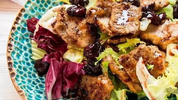 Теплый салат с говядиной и вишнями: рецепт блюда с необычным вкусом