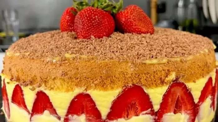 Бисквитный торт с клубникой и заварным кремом: рецепт кулинарного шедевра