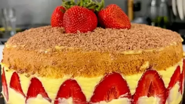 Бисквитный торт с клубникой и заварным кремом: рецепт кулинарного шедевра