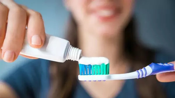 Эта главная ошибка при чистке зубов может сделать их желтыми