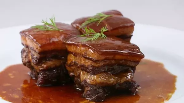 Сочная свинина в медово-чесночном соусе: быстрый рецепт горячего блюда