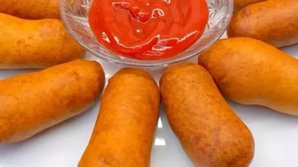 Очень понравится детям: рецепт сосисок в тесте на новый лад (видео)