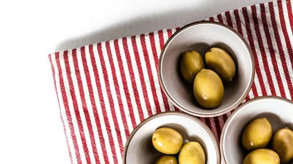 Популярный продукт, который поможет справиться с болью: что мы не знаем об обычных оливках