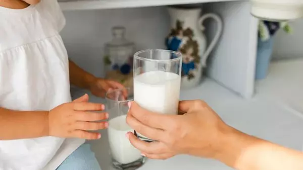 Можно ли замораживать молоко и как долго оно хранится