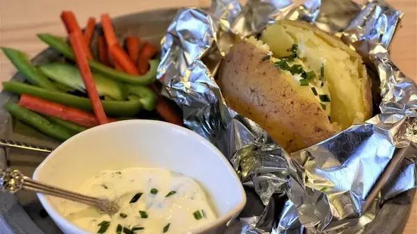 Картошка с салом в фольге на углях: идеально на пикник