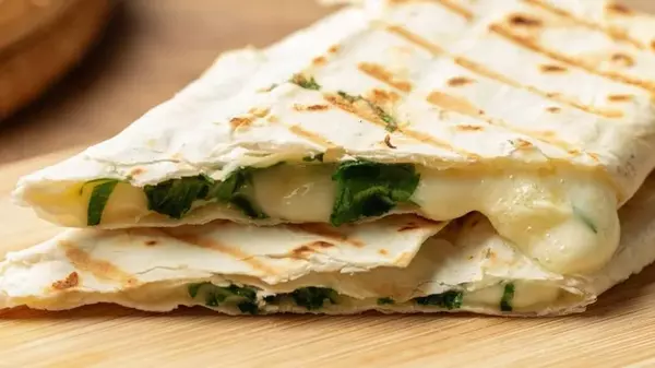 Лаваш с сыром, помидорами и базиликом на мангале: рецепт для пикника