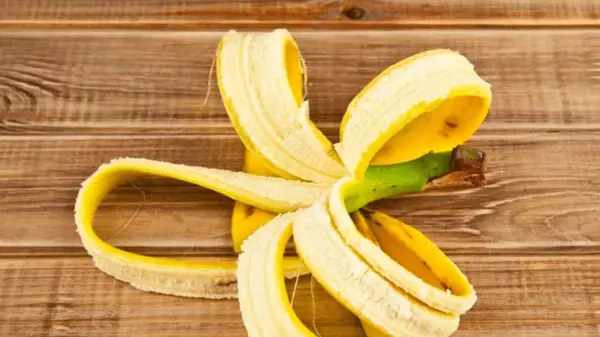 Не выбрасывайте сокровище: 6 советов, как использовать кожуру от банан...