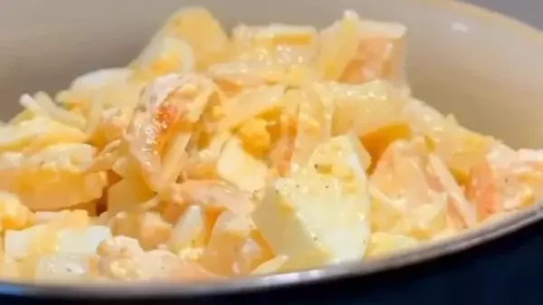 Салат с курицей и чесночной заправкой: как приготовить блюдо с ярким вкусом