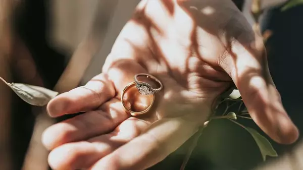 Испортите свою личную жизнь: вот чего по поверьям нельзя делать с кольцом после развода