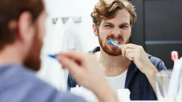 Стоматолог рассказала, можно ли чистить зубы просроченной пастой: все риски