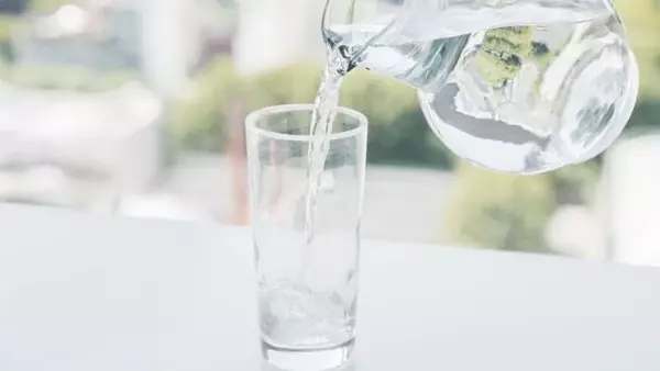 Диетолог рассказал, сколько все же нужно пить воды и как потреблять до...
