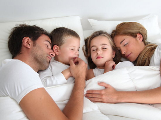 Нужно ли ребенку спать с родителями?