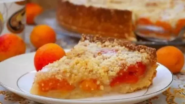 Не нужно месить тесто: как приготовить насыпной пирог с абрикосами