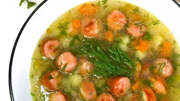Быстро и очень вкусно: рецепт супа с сосисками и колбасками (видео)