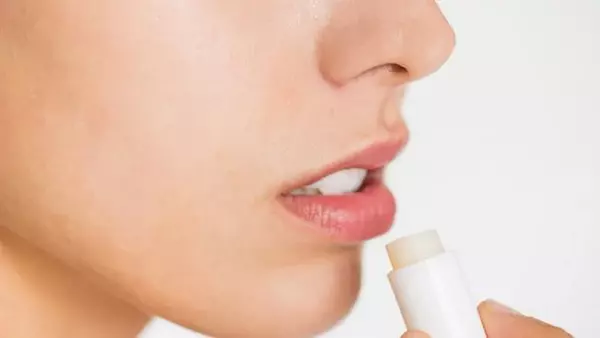 Вызывают аллергию и сухость: какие бальзамы для губ не следует использ...