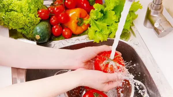 Водой из-под крана нельзя: 99% людей неправильно моют фрукты и овощи