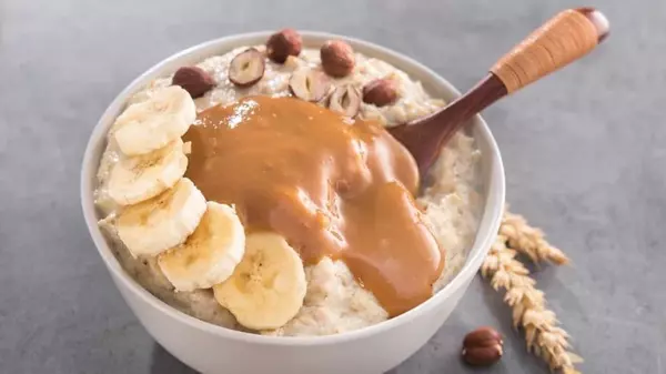 Овсяная каша с бананом и арахисовой пастой: рецепт необычного завтрака
