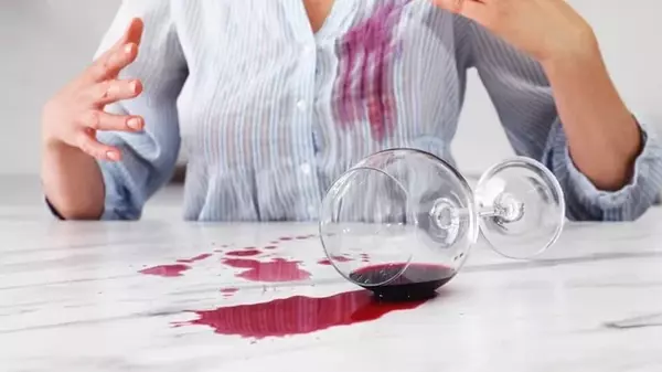 Без остатков цвета: как убрать пятна от красного вина из ковра